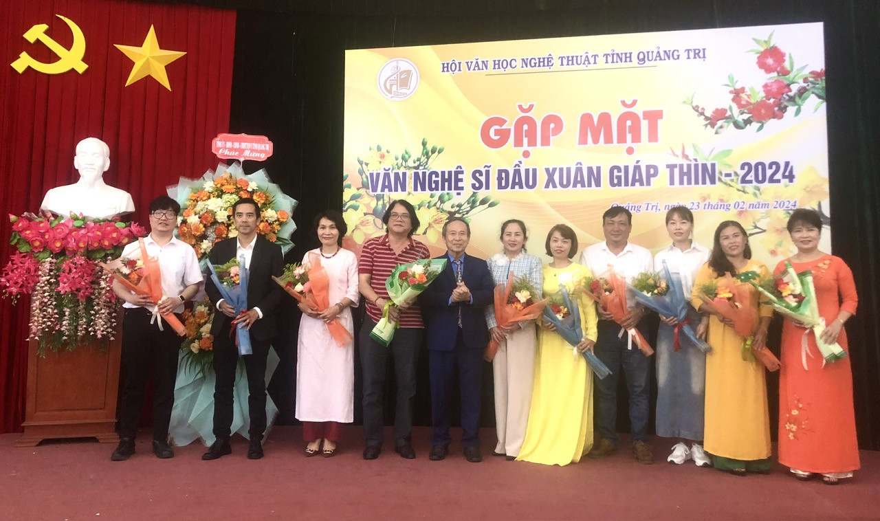 Hội VHNT tỉnh trao quyết định kết nạp hội viên mới - Ảnh: C.N